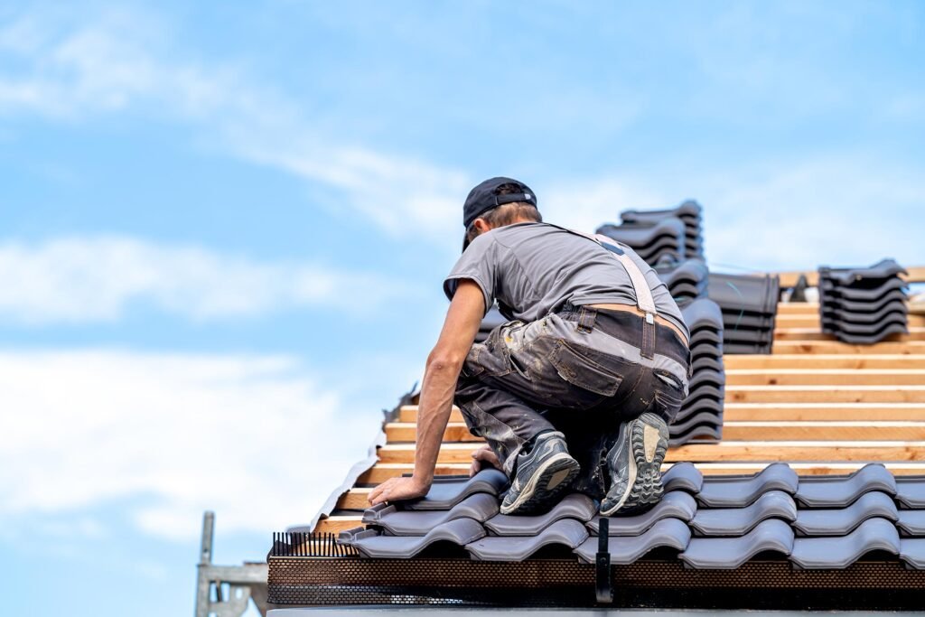 Montage van de dakconstructie van een nieuwbouwwoning